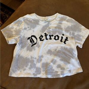 White Tie-Dye 'Detroit' Graphic Cropped Tee - Short Sleeve